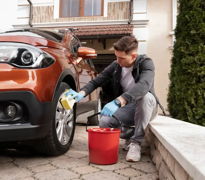 Lavage auto à domicile Plouguerneau : professionnel intervenant sur un véhicule